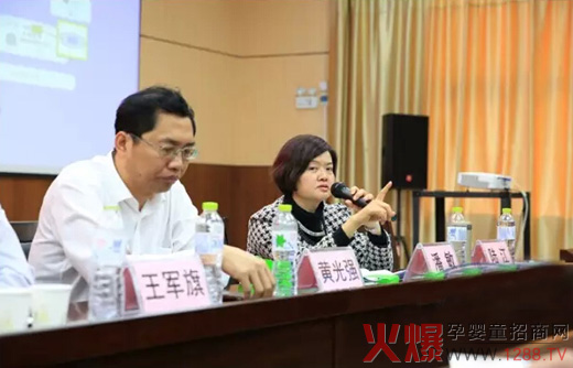 高級營養(yǎng)師潘敏女士現(xiàn)場為經(jīng)銷商解答問題