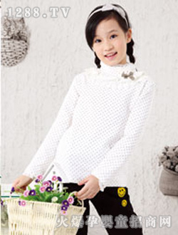 酷派小字輩白色長(zhǎng)袖上衣