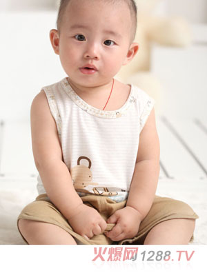 哆啦小貝白色圓領(lǐng)無袖上衣